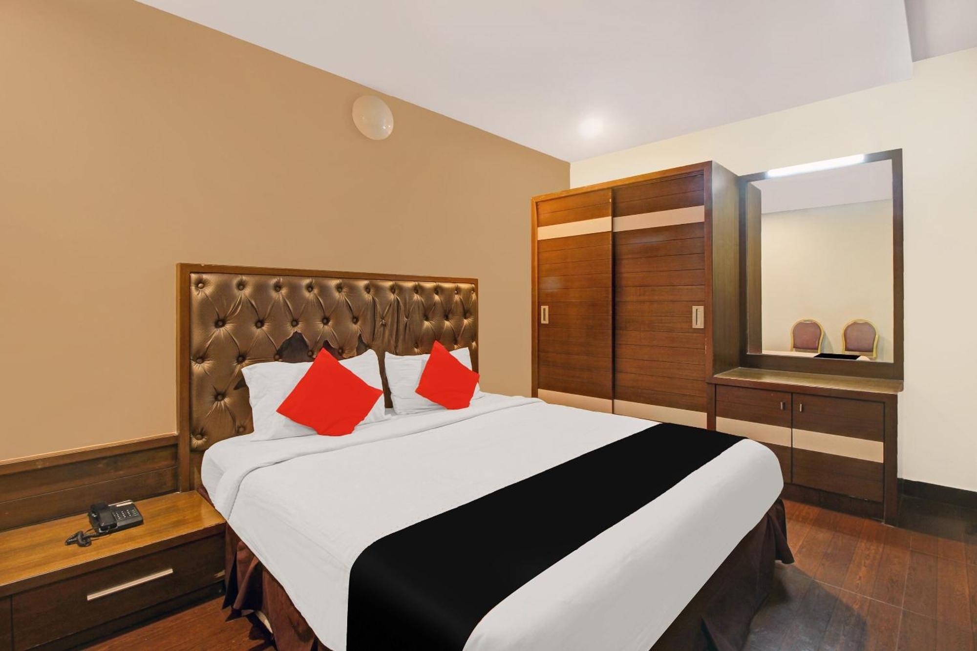 Collection O 82357 Hotel Surabhi Pride Trimulgherry Buitenkant foto
