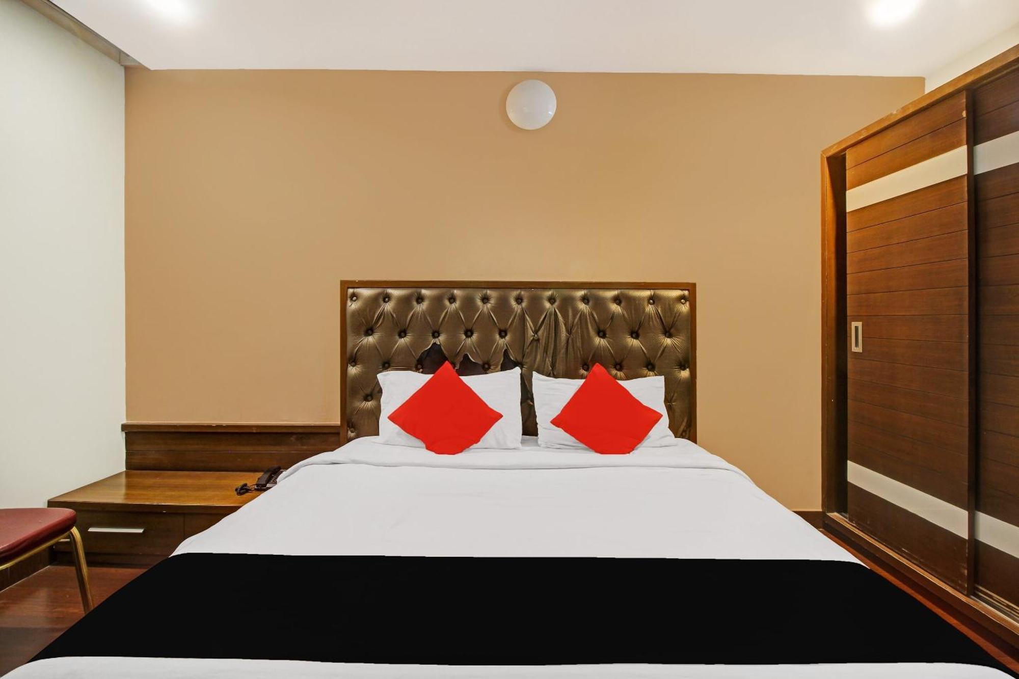 Collection O 82357 Hotel Surabhi Pride Trimulgherry Buitenkant foto