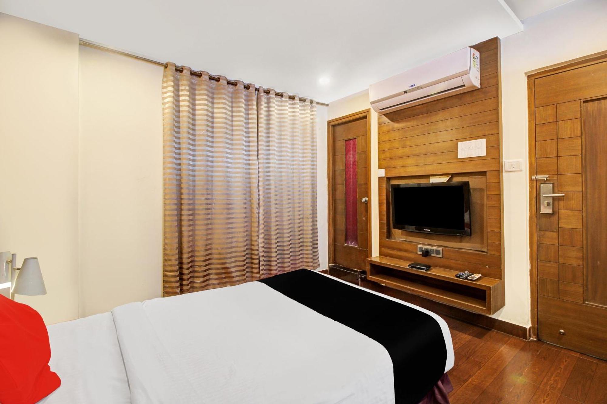 Collection O 82357 Hotel Surabhi Pride Trimulgherry Buitenkant foto